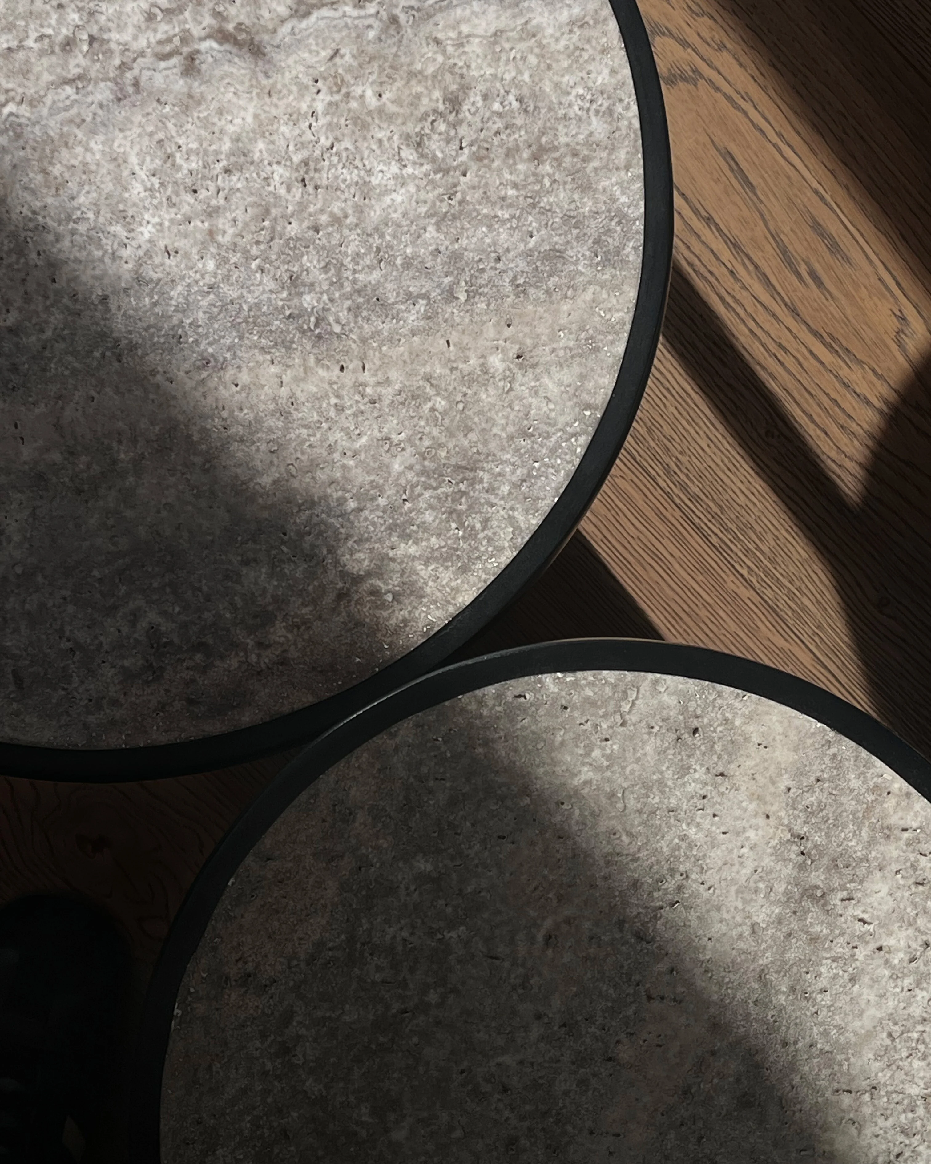 Журнальный столик Trumpet Low — Silver Travertine