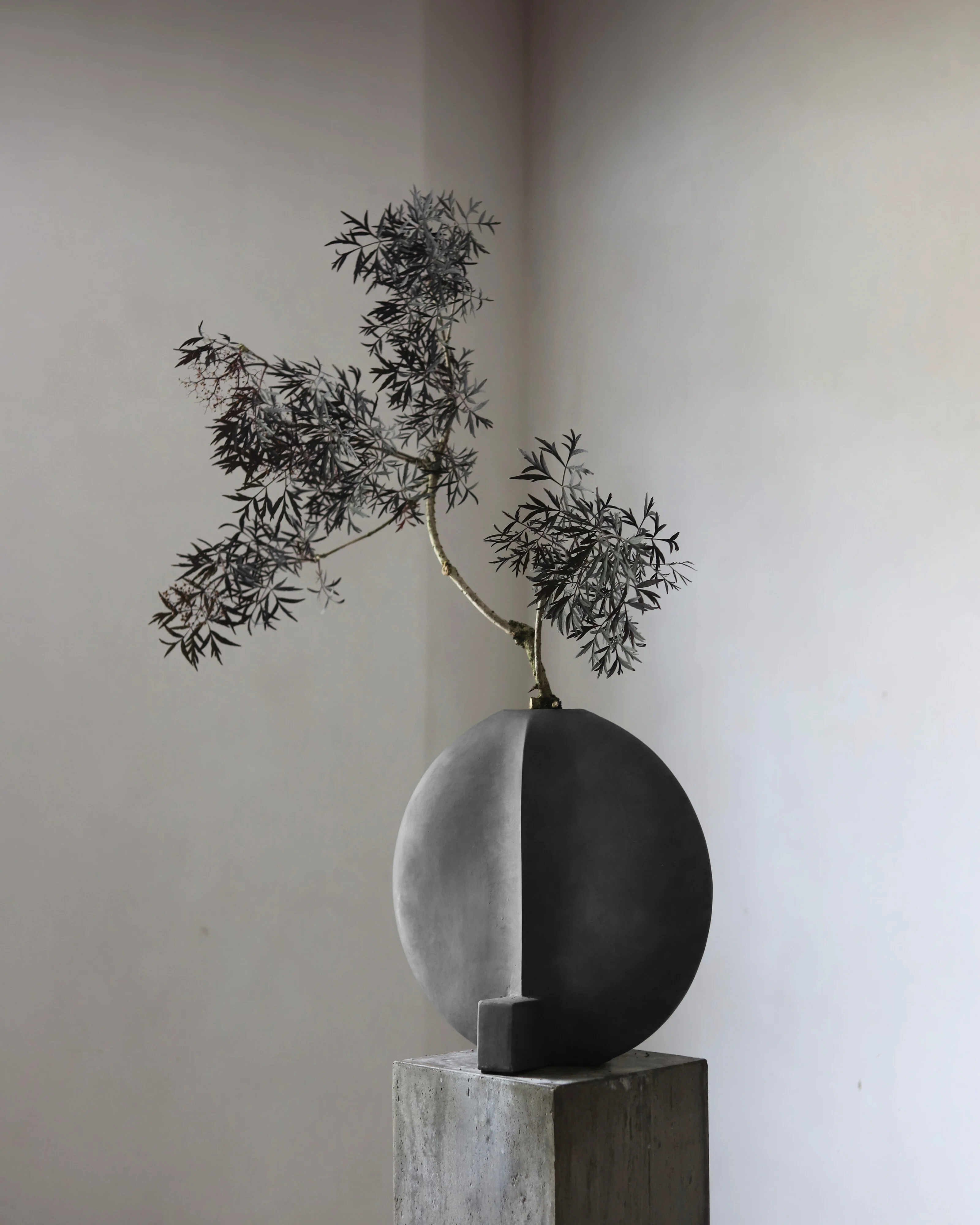 Ваза Guggenheim Big — Dark Grey