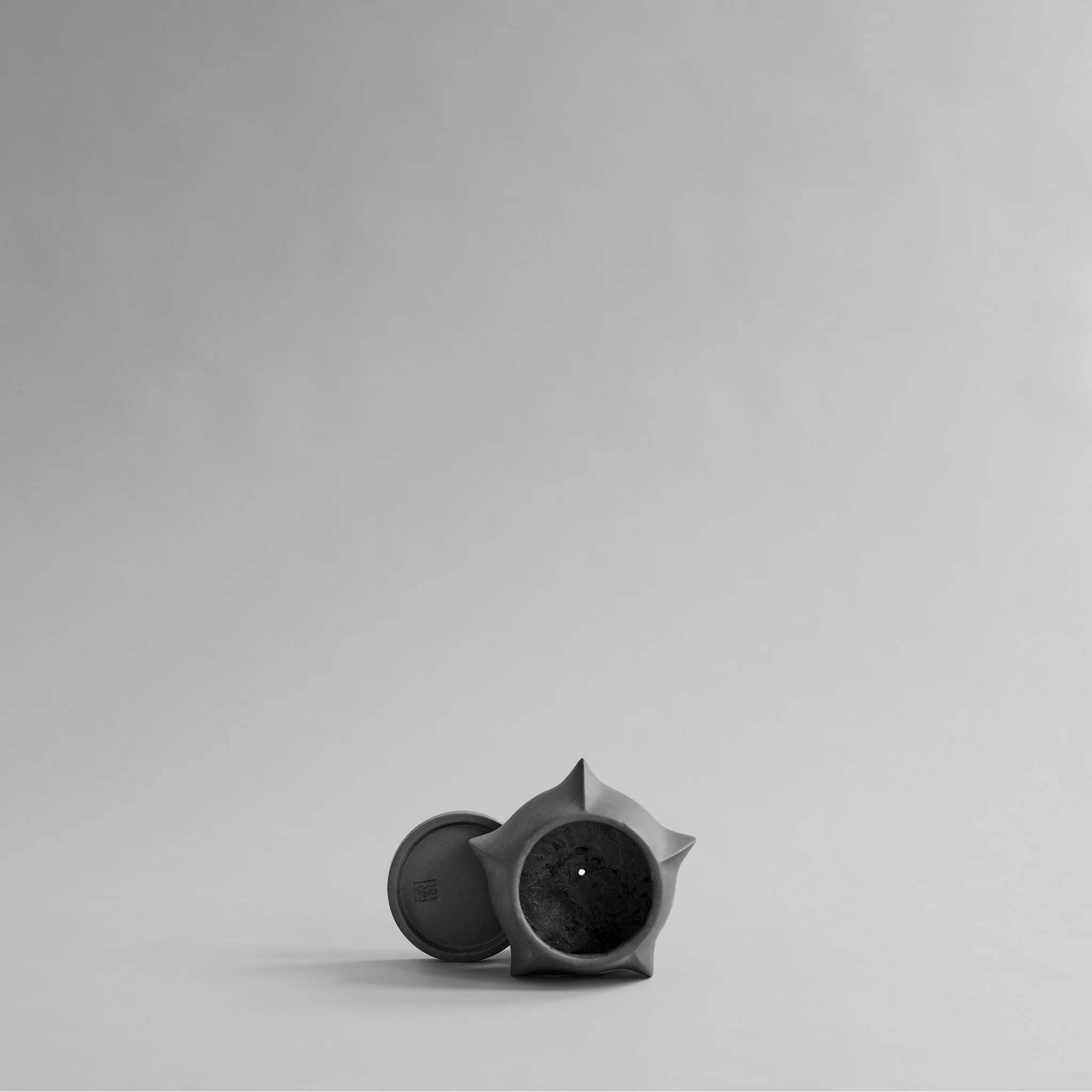 Кашпо Arket Petit — Dark Grey