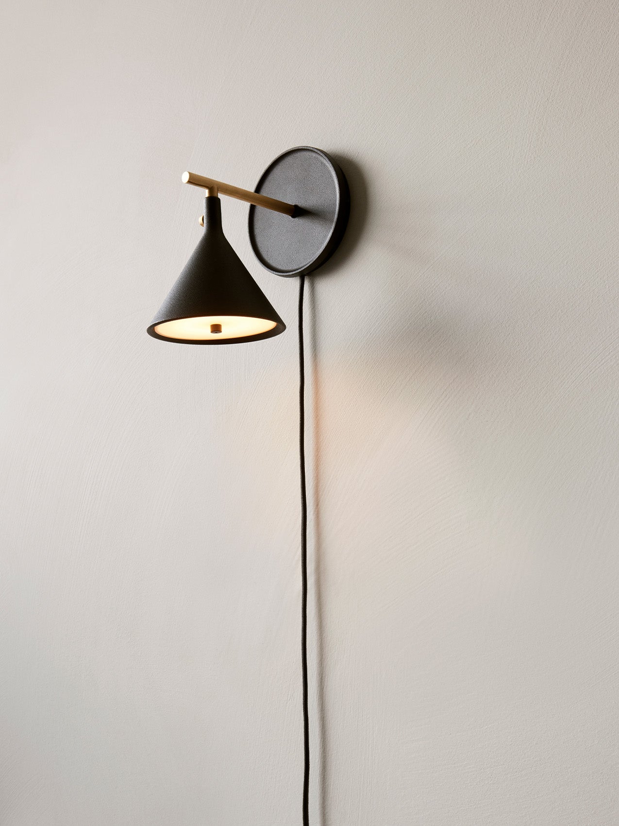Настенный светильник Cast Sconce с рассеивателем, с диммером