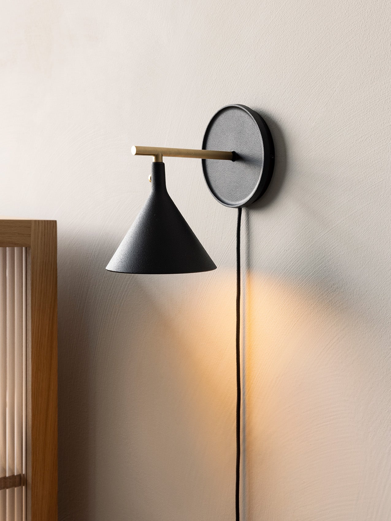 Настенный светильник Cast Sconce с рассеивателем, с диммером
