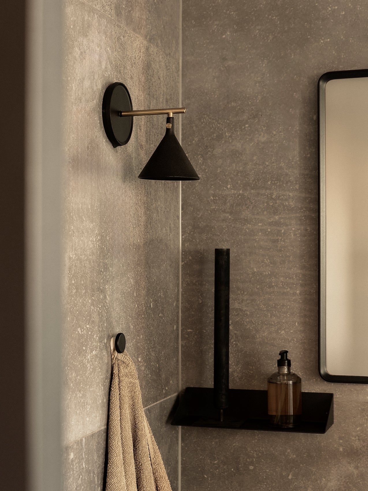 Настенный светильник Cast Sconce с рассеивателем, IP44
